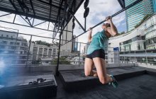 Frauentraining im Fitnessstudio auf dem Dach in Bangkok — Stockfoto