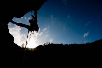 Женщина спустилась со скалы в Сванаже / Великобритания — стоковое фото