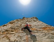 Mulher escalando pedra calcária rosto de rocha em Swanage / UK — Fotografia de Stock