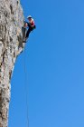 Femme escalade face rocheuse calcaire à Swanage / Royaume-Uni — Photo de stock