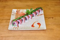 Una comida asiática atún wakome - foto de stock