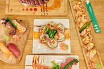 Comida asiática na mesa de madeira — Fotografia de Stock
