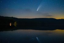 Комета Неовіза протікає через північно - західний лиж над Вермонтом. — стокове фото