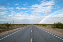 Autostrada del deserto del Mojave con arcobaleno — Foto stock