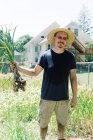Acercamiento de un hombre sosteniendo sus bulbos de ajo recién recogidos - foto de stock