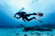 Scuba diver exploring cave at the Great Barrier Reef — Stock Photo
