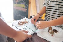 Children weighing stones during the homeschooling — Stock Photo
