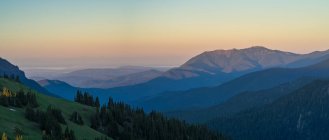 Захоплюючий схід сонця над горами — стокове фото
