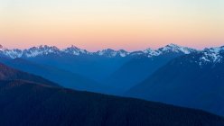 Fascinante amanecer sobre las montañas - foto de stock