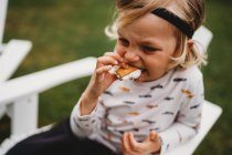 Молодой мальчик ест зефир — стоковое фото