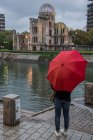 Frau blickt auf die Atombombe von Hiroshima (Genbaku) in Japan — Stockfoto