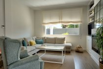 Salão de design minimalista, elegante e com cores neutras — Fotografia de Stock