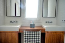 Сучасна ванна кімната в новому будинку, вид на інтер'єр — стокове фото