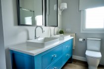 Interieur eines modernen Badezimmers mit weißem Waschbecken — Stockfoto