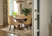 Moderno soggiorno interno con tavolo e sedie — Foto stock