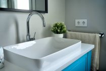 Интерьер современной ванной комнаты с белой раковиной — стоковое фото