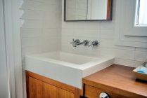 Сучасний інтер'єр ванної кімнати з білою раковиною і кран — стокове фото