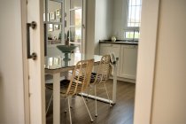 Современный интерьер кухни со столом и стульями — стоковое фото