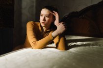 Портрет милой молодой женщины, позирующей в комнате — стоковое фото