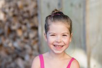Retrato de cerca de una joven sonriendo a la cámara - foto de stock