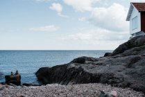 Casa tradicional sueca junto à costa em Grisslehamn, Suécia — Fotografia de Stock