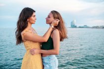 Un couple de filles lesbiennes à la plage de Barcelone dans une journée d'été — Photo de stock