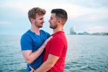 Dos hombres gay en la playa de Barcelona en un día de verano - foto de stock