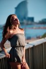 Junge Frau modelt an einem Sommertag am Strand von Barcelona — Stockfoto