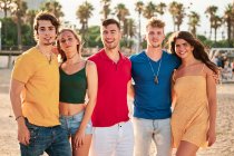 Grupo de jovens e pessoas bonitas na praia em um dia de verão — Fotografia de Stock