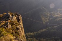 Schöne Aussicht auf Abenteuer-Highliner auf einem Berg mit grünen Wäldern im Rücken, in der Nähe von Itatiaia, Serra da Mantiqueira, Rio de Janeiro, Brasilien — Stockfoto