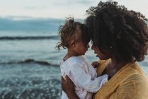 Мати і дочка розважаються біля океану — стокове фото
