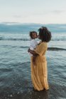 Мать и дочь развлекаются у океана — стоковое фото