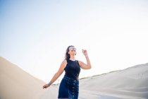 Молодая женщина ходит по дюнам — стоковое фото