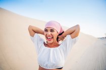 Молода жінка з рожевим хусткою бореться з раком — стокове фото
