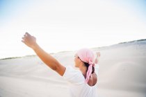 Jeune femme avec foulard rose lutte contre le cancer — Photo de stock