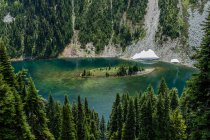 Красивый вид на озеро в горах на фоне природы — стоковое фото