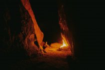 Junger Mann nachts vor Lagerfeuer in Nordkalifornien — Stockfoto
