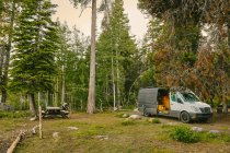 Camping dans les montagnes sur fond de nature — Photo de stock