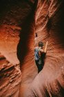 Молодий чоловік, досліджуючи вузькі каньйони в Ескаланте влітку. — стокове фото