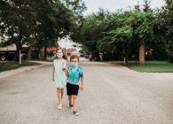 Cute brother and sister wearing face masks — Fotografia de Stock