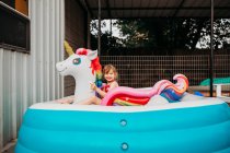 Carino bambina nuotare in piscina — Foto stock