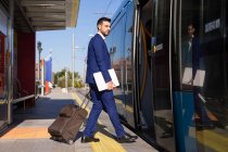 Junger Mann im Anzug wartet am Bahnhof — Stockfoto