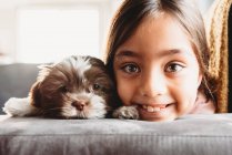 A little girl and her Shitzu puppy smiling — Stock Photo
