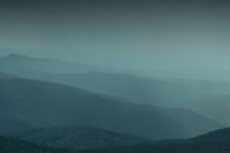 Paesaggio montano con nebbia — Foto stock