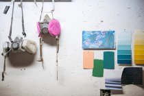 Harz-Künstler kreative Moodboard-Inspiration und Atemschutzmasken — Stockfoto