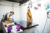 Artiste en résine féminine travaillant dans son atelier — Photo de stock