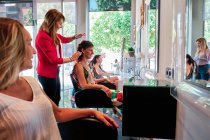 Clientes femininos em um salão de cabeleireiro - conceito de pequeno negócio — Fotografia de Stock