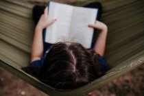 Cornice aerea centrale della ragazza adolescente che legge in amaca — Foto stock