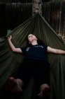 Девочка-подросток отдыхает в гамаке — стоковое фото
