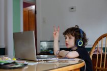 Молодой мальчик учится перед ноутбуком — стоковое фото